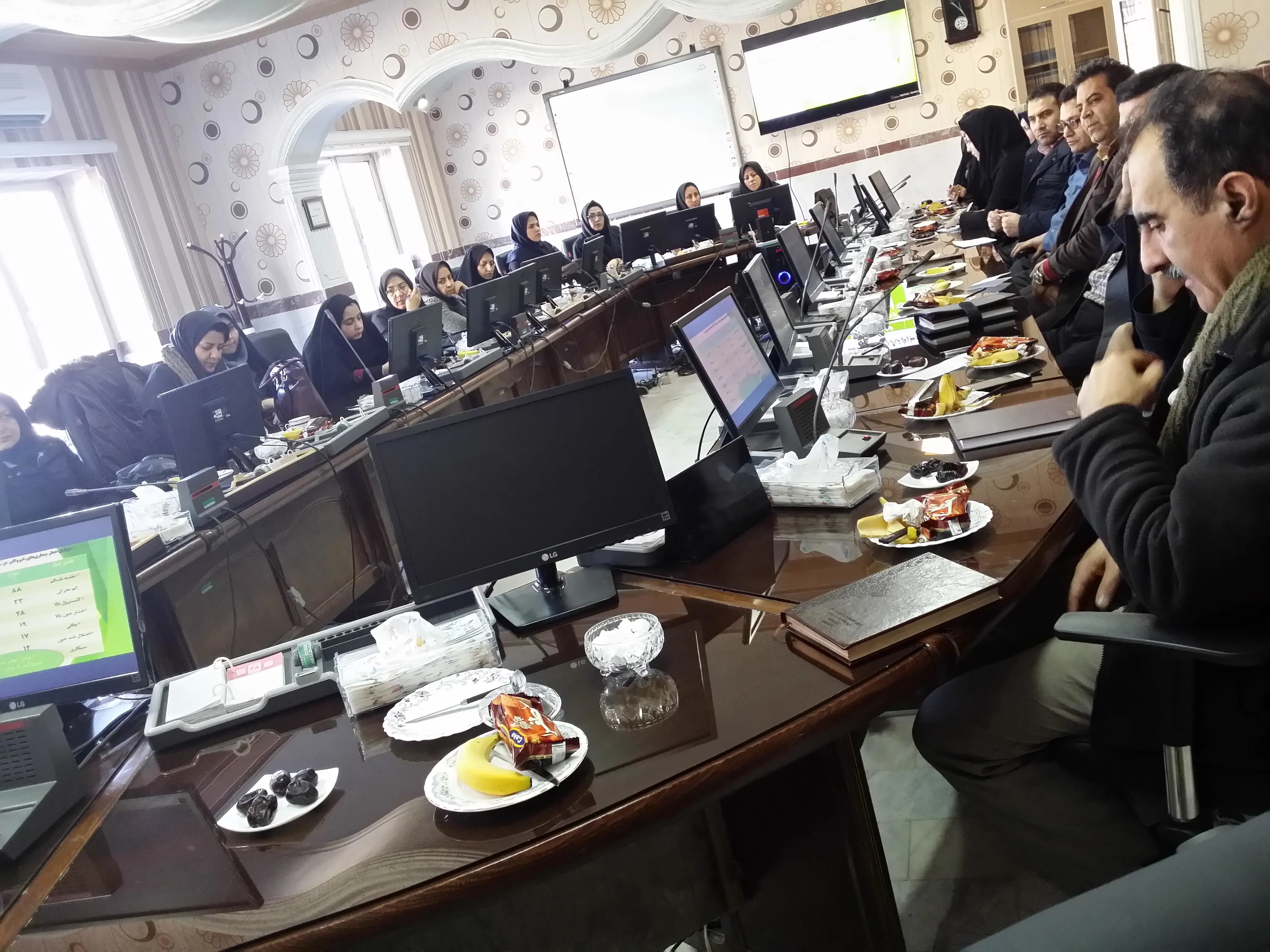 برگزاری جلسه آموزشی وتوجیهی داوطلبان متخصص ادارات ونهادها وسازمانهای شهرستان در خصوص برنامه ملی خودمراقبتی وبسیج ملی تغذیه 