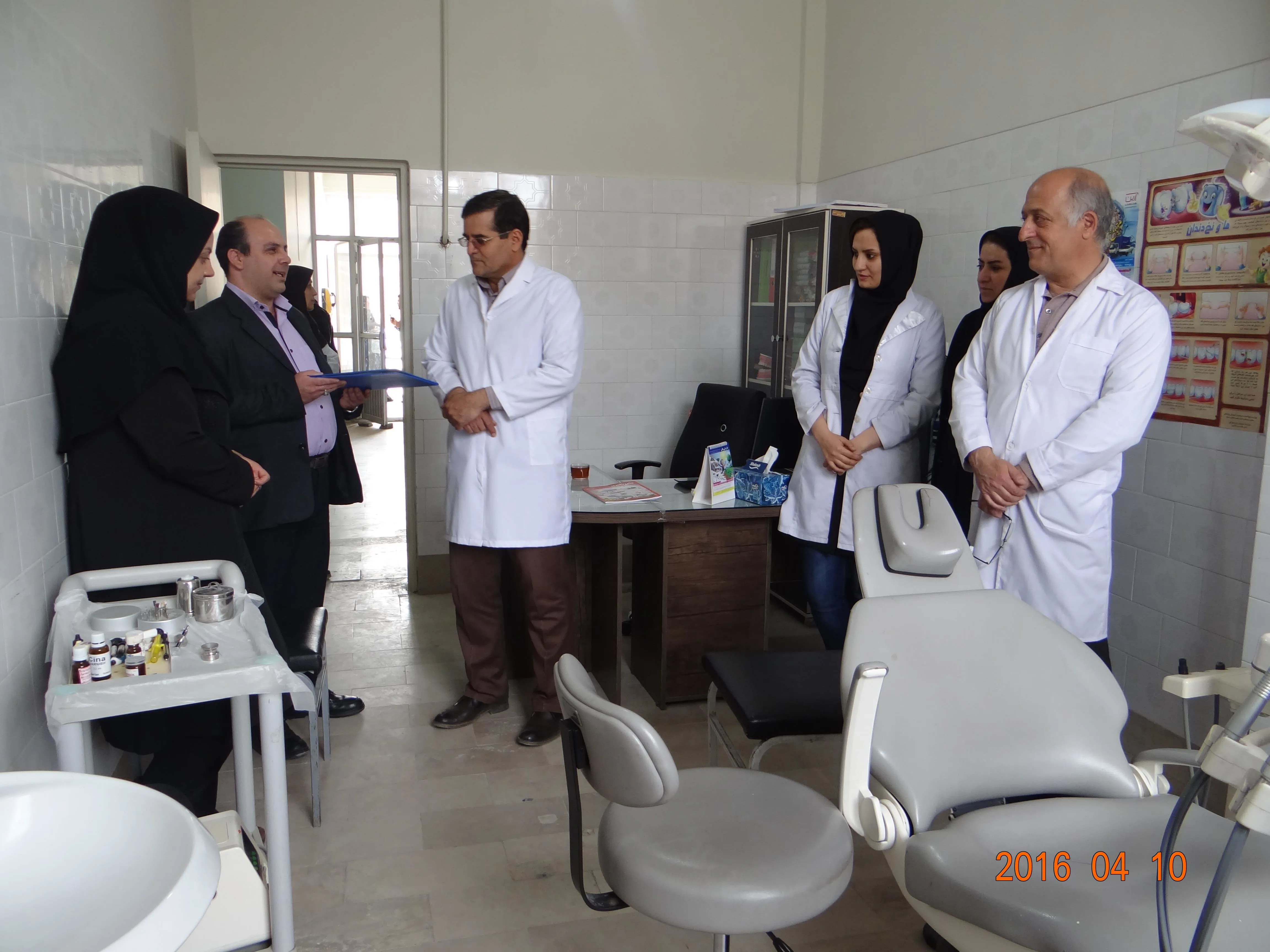 تقدیم تقدیر نامه و پیام تبریک معاون محترم بهداشتی به همکاران دندانپزشک به مناسبت روز دندانپزشک 