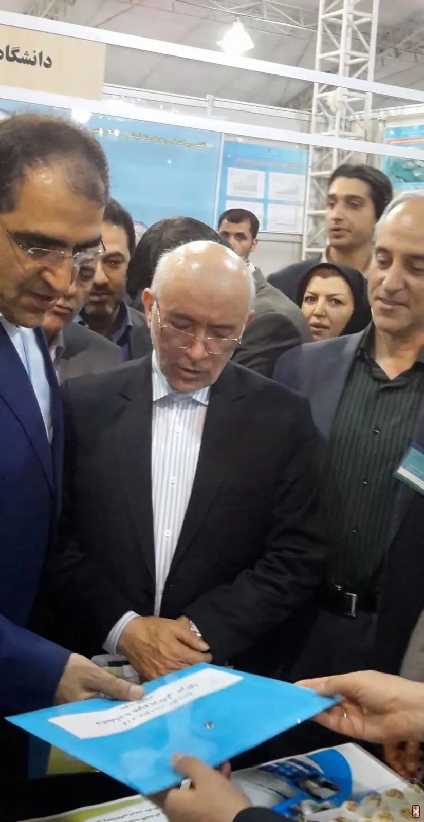 بازدید وزیر محترم بهداشت از غرفه واحد دهان و دندان دانشکده علوم پزشکی مراغه 