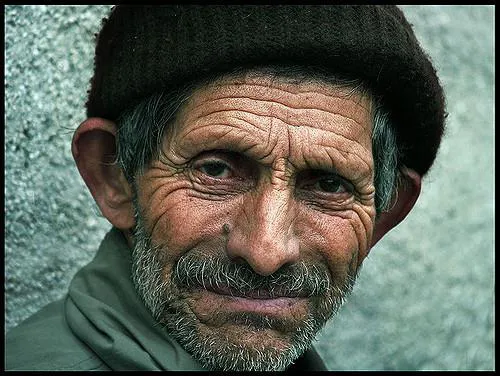 توزیع بسته آموزش الکترونیکی ویژه سالمندان در ادارات شهرستان مراغه