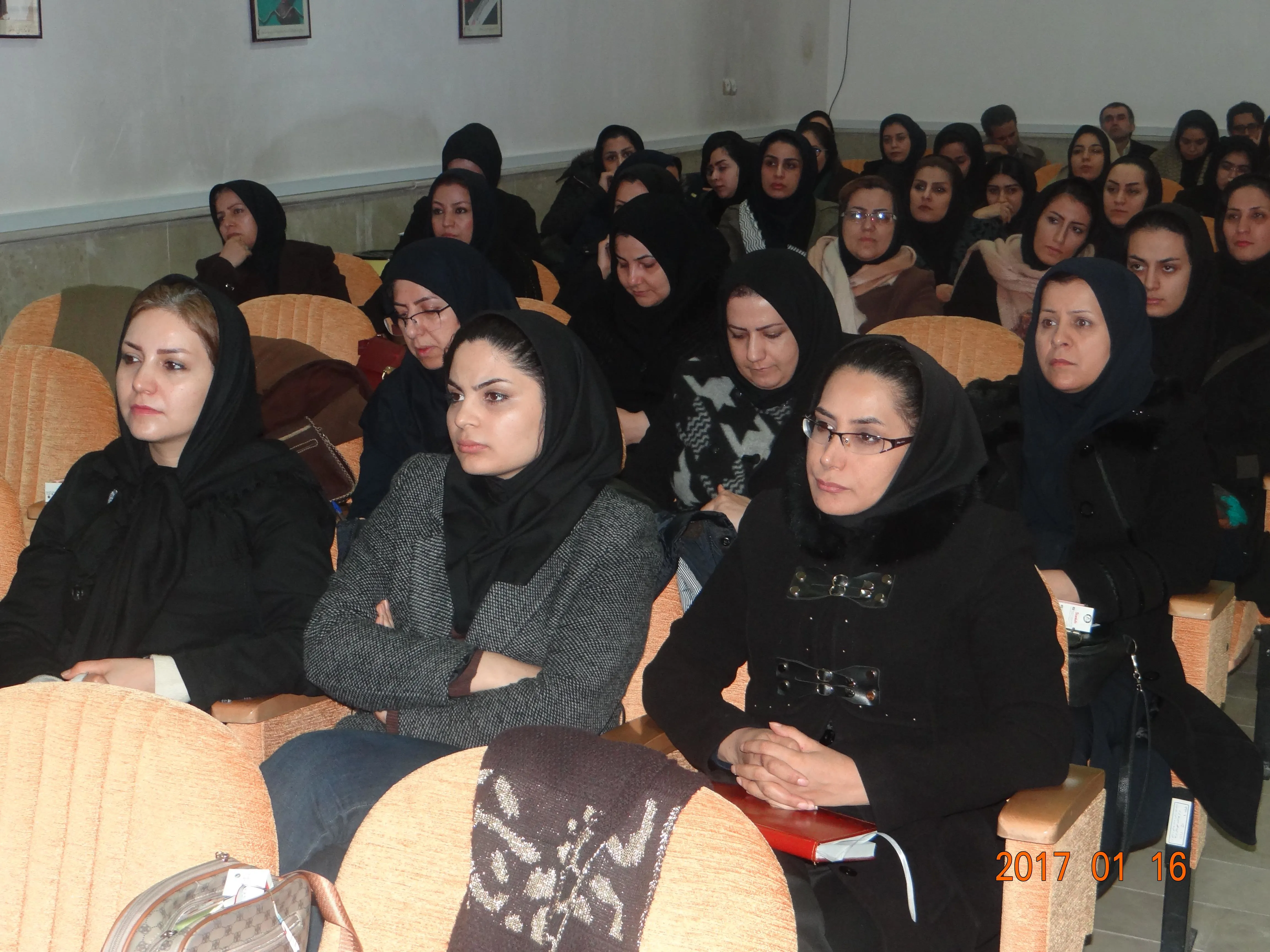 جلسه آموزشی اورژانسهای مامایی برای کلیه پزشکان ، ماماهای تیم سلامت و مراقبین برگزار گردید 
