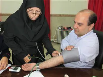 به مناسبت هفته سلامت : انجام خطرسنجی  بیماریهای قلبی و عروقی و سرطانها از کارکنان حوزه معاونت بهداشت و درمان 