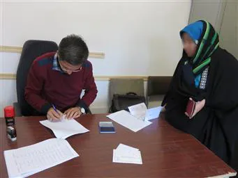 توزیع سبد غذائی در بین زنان باردار نیازمند 