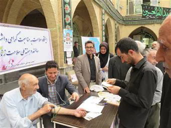 برگزاری ایستگاه سلامت برای نمازگذاران روز جمعه به مناسبت گرامیداشت هفته سالمند