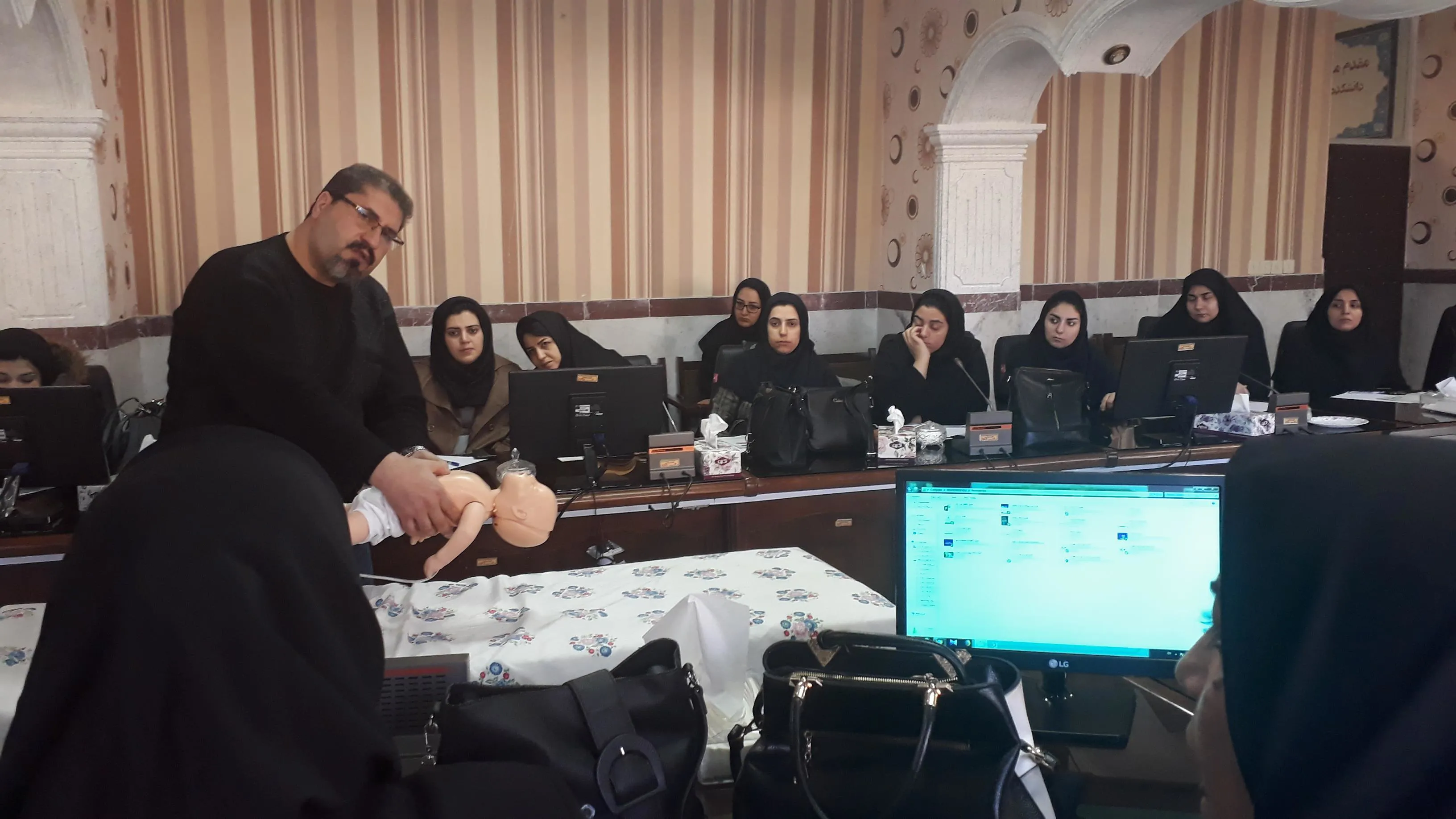 جلسه آموزشی با موضوع کمک به تنفس نوزادان (HBB) و احیای پایه کودکان (BLS) برگزار گردید 