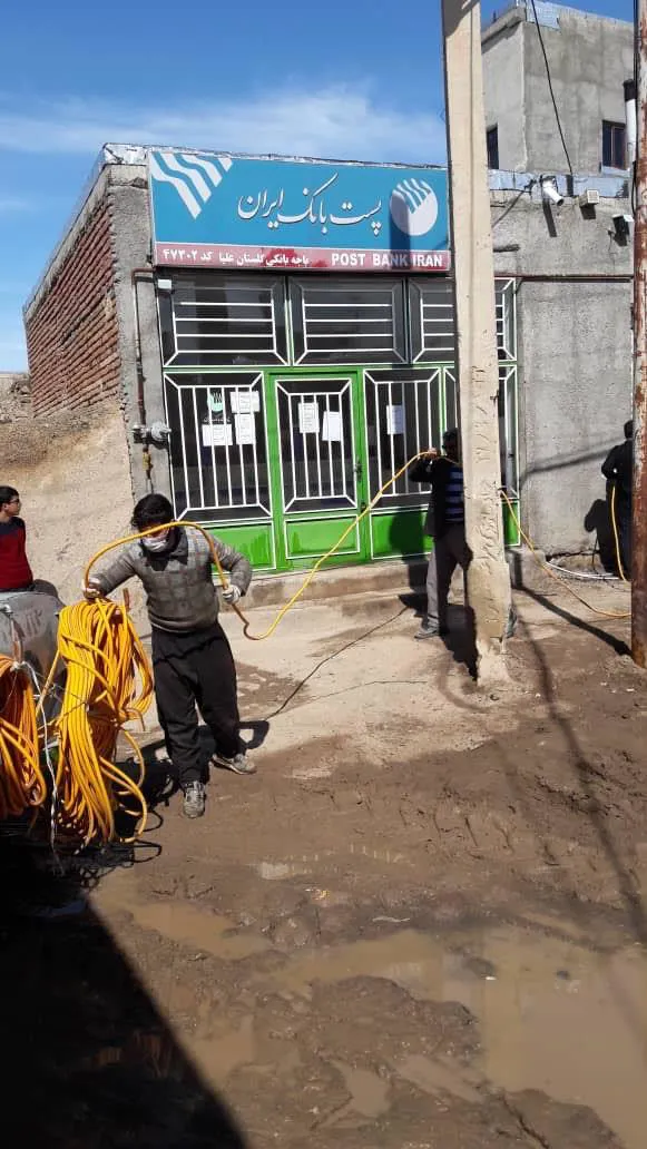 معابر و خیابانهای برخی روستاها با کمک بهورزان ضد عفونی شد .