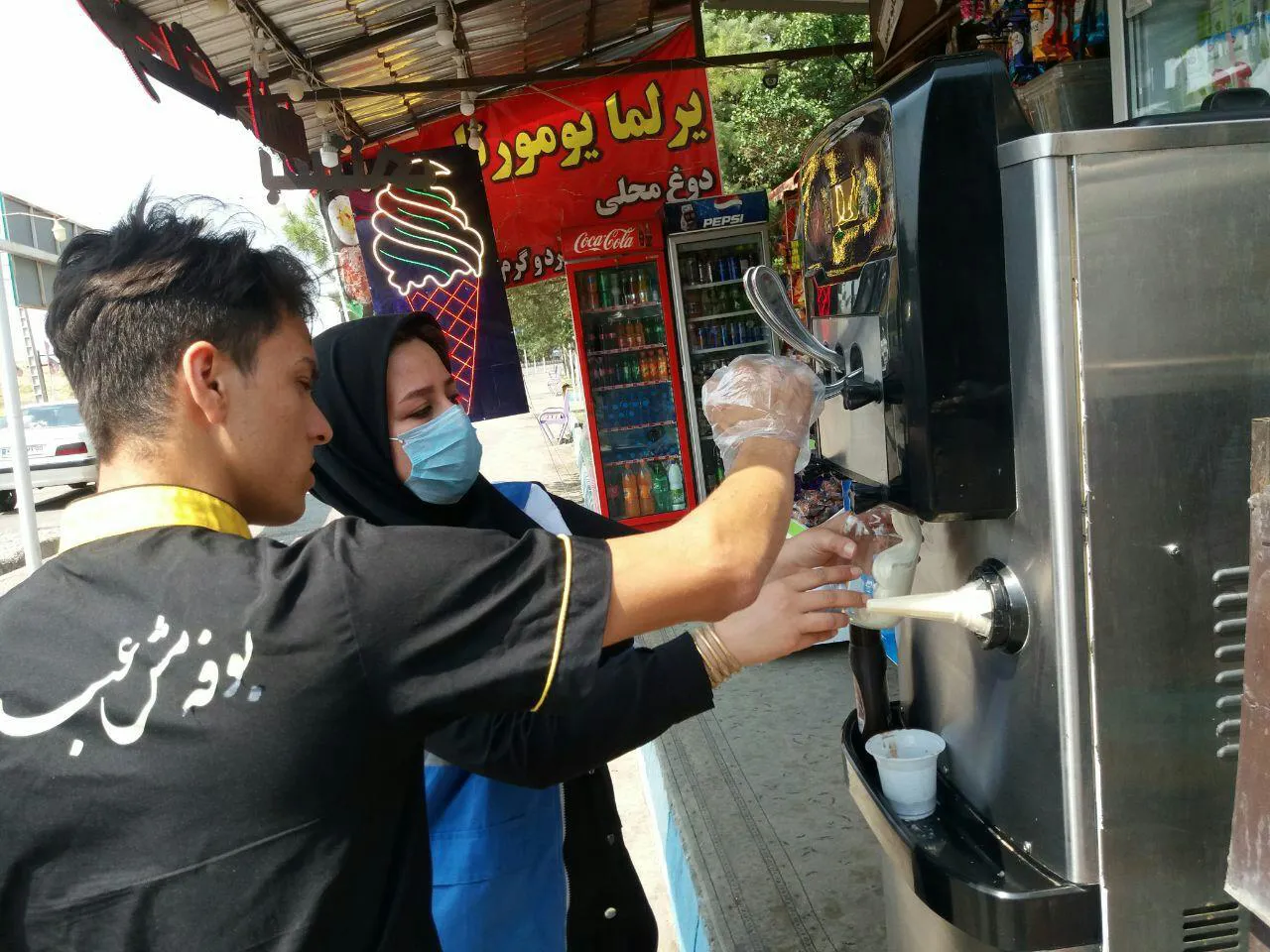 نمونه برداری بازرسان بهداشت محیط از بستنی فروشیهای سطح شهر 