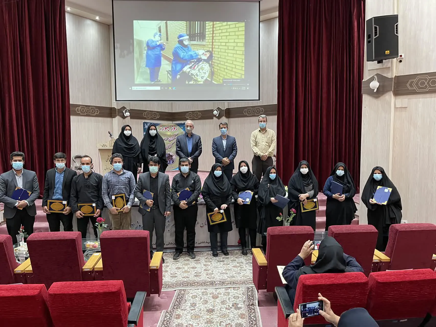 از بهورزان و مراقبین سلامت منتخب کشوری شهرستان مراغه تجلیل شد 