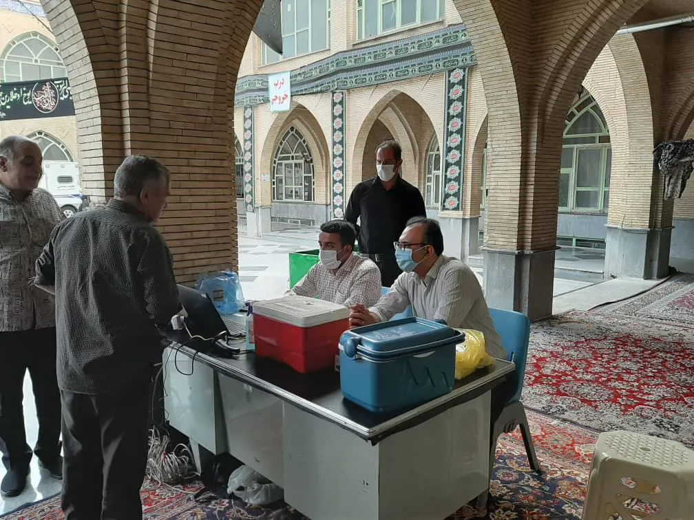 اجرای برنامه واکسیناسیون کرونا برای نمازگزاران جمعه در شهرستان مراغه