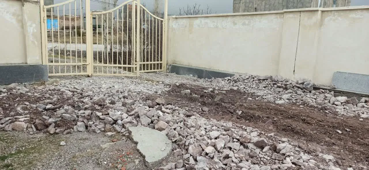 آغاز بهسازی حیاط خانه بهداشت چیبنلو با مشارکت مردم و خیرین